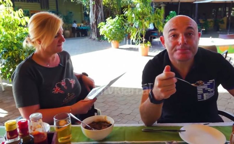 VIDEO/ ‘Hajde na bëftë mirë’, Fevziu ha krimba në Afrikë, tregon çfarë shije kanë