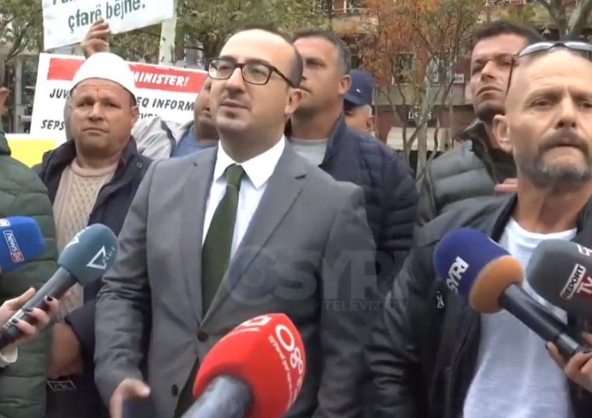 VIDEO – SYRI TV/ Fermerët në protestë: Subvencione dhe heqje të TVSH, do i bashkohemi Berishës…