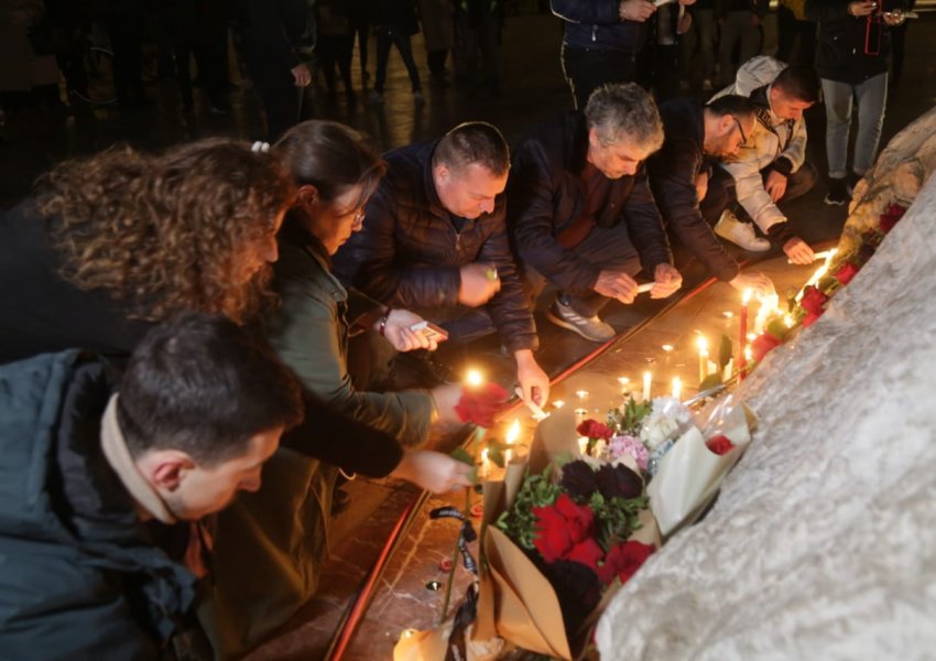 FOTO LAJM/ Qytetarët në Tiranë ndezin qirinj për aksidentin tragjik në Bullgari