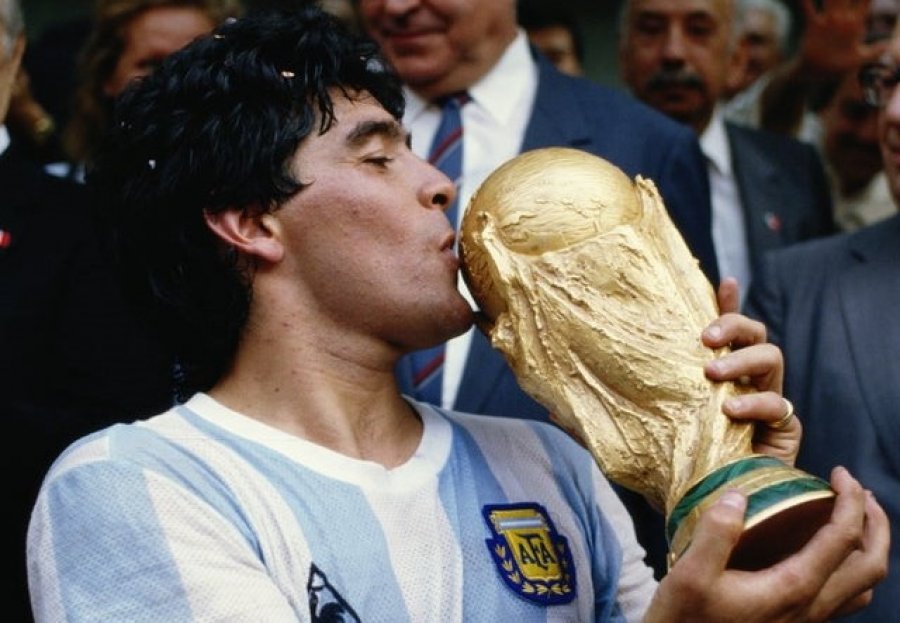 1 vit pa Maradonën! Argjentina kujton yllin e futbollit, mjekët vazhdojnë përballjen me akuzat