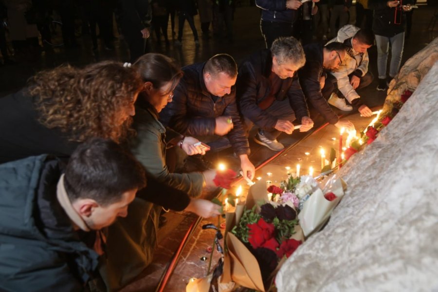 FOTO LAJM/ Qytetarët në Tiranë ndezin qirinj për aksidentin tragjik në Bullgari
