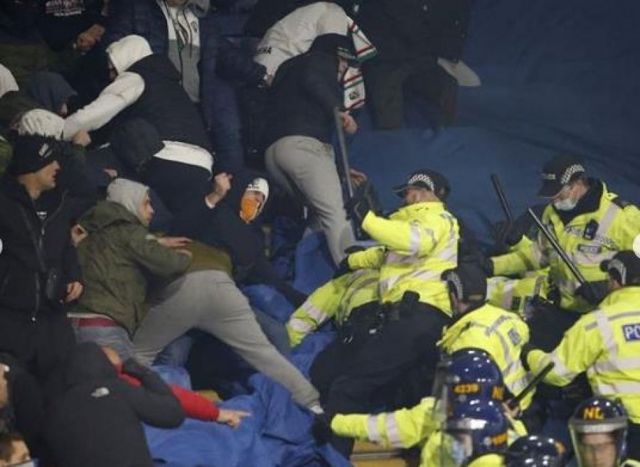 VIDEO/ Tifozët e Legias u egërsuan gjatë ndeshjes në Angli, polakët sulmuan edhe policinë