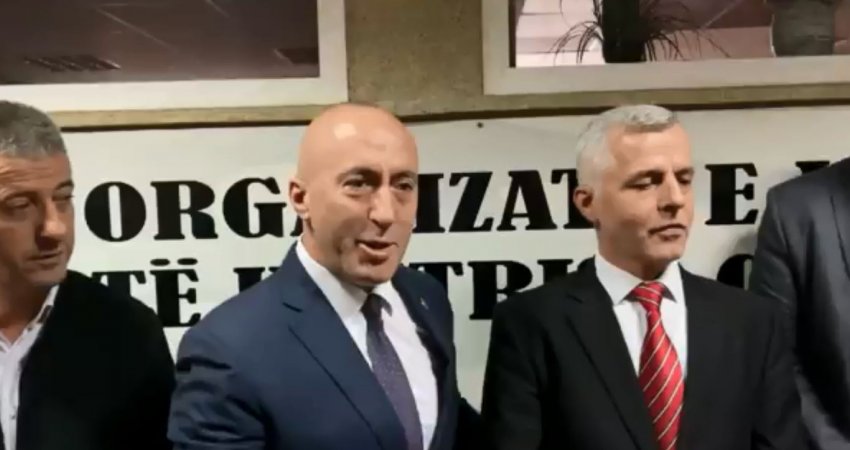 Haradinaj viziton zyrat e OVL-UÇK-së