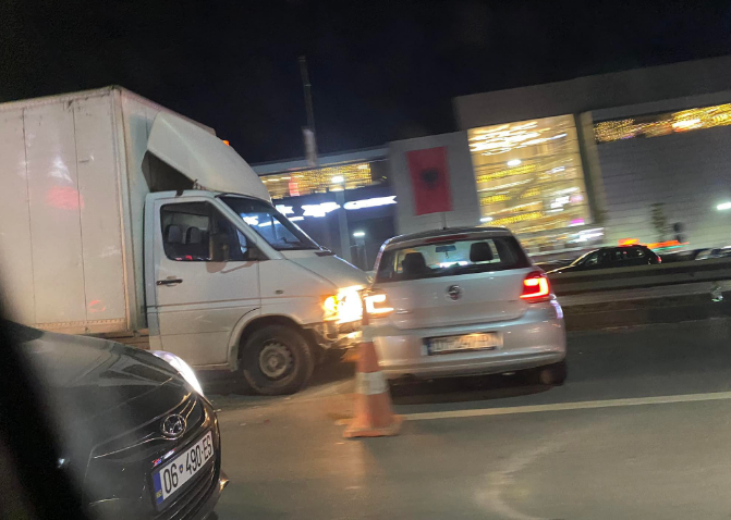 Një veturë dhe një kombi aksidentohen te Albi Mall
