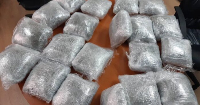 Arrestohen dy shqiptarë në Itali, u kapën me 50 kg kokainë dhe 400 mijë euro