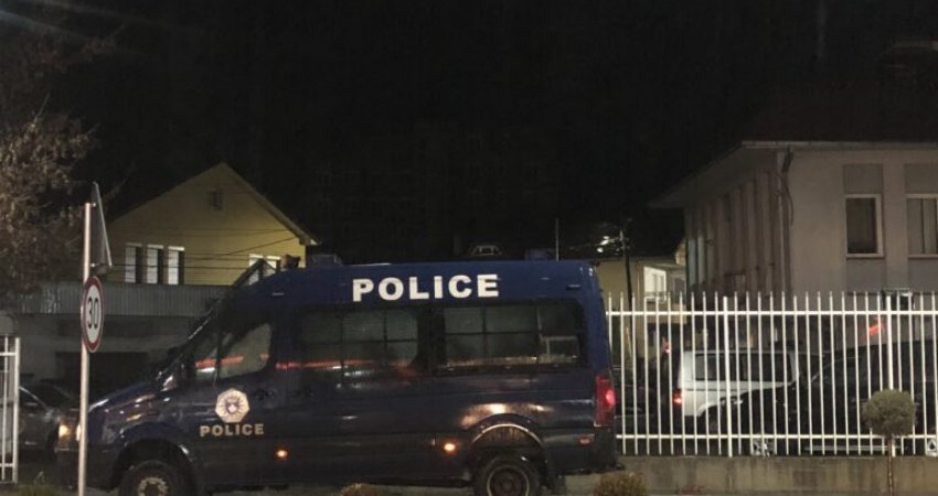 Policia e Kosovës kryen bastisje në tri shtëpi në Deçan, ka lidhje me rastin e mbrëmshëm tragjik 