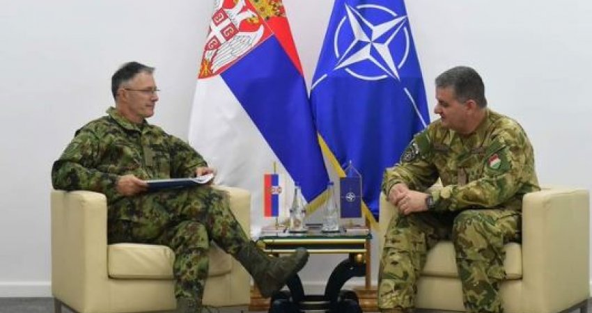 Komandanti i KFOR-it takon shefin e ushtrisë serbe,  s'kalon pa u diskutuar edhe Kosova