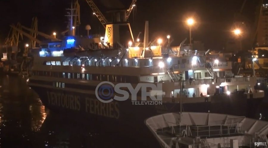 VIDEO SYRI TV/ Frikë në Portin e Durrësit, trageti me pasagjerë përplaset me anijen