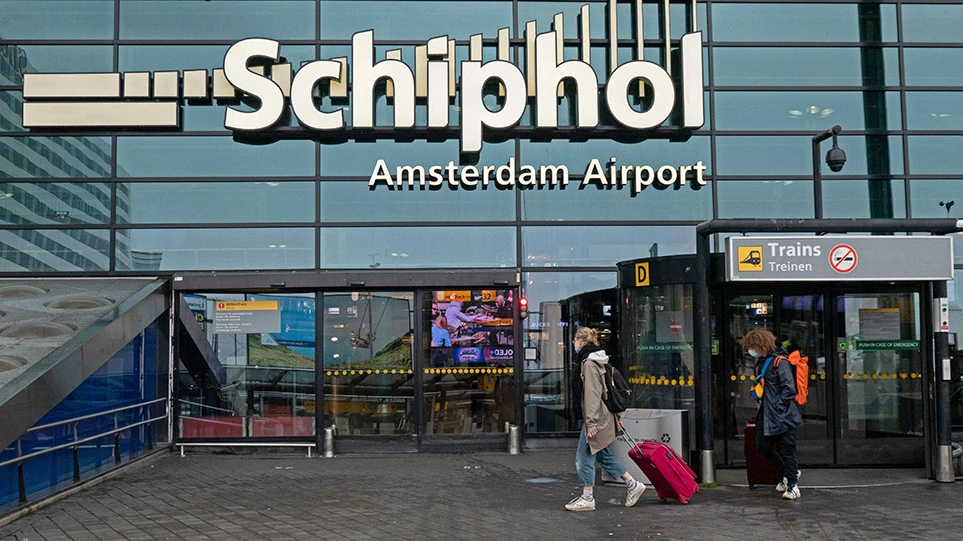 COVID/ 61 pasagjerë që vinin nga Afrika në Hollandë rezultojnë pozitiv, izolohen në avion