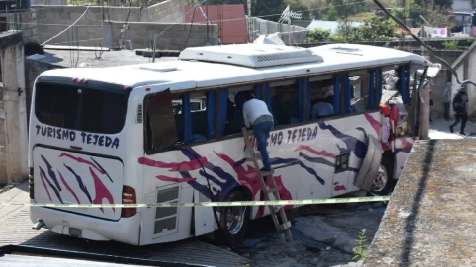 Tragjedi në Meksikë/ Autobusi përplaset me një ndërtesë 19 të vdekur, dhjetra të plagosur