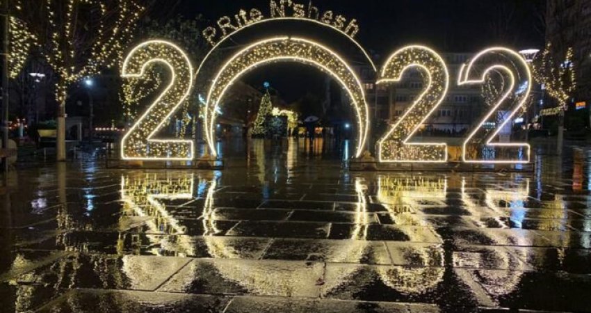 Lajm i mirë, Prishtina ndriçohet për festat e fundvitit, ja si duket sheshi kryesor