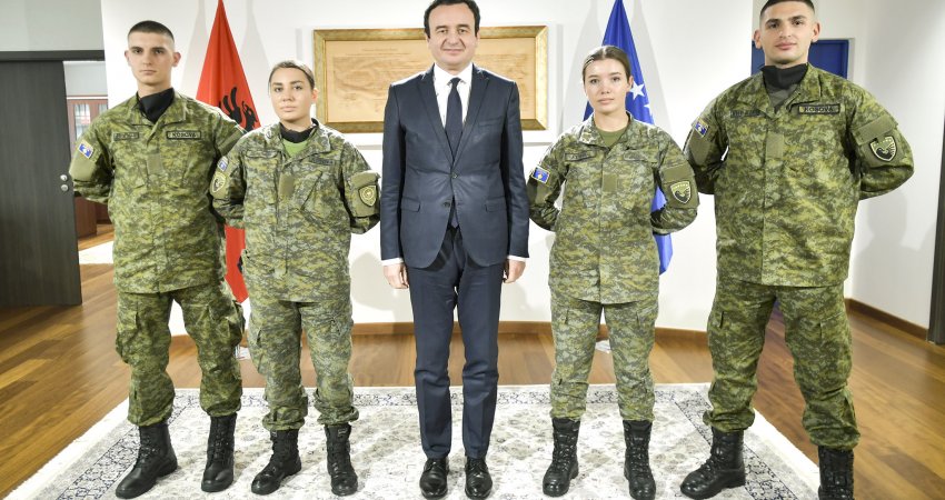 Kryeministri Kurti takohet me kadetë të FSK-së, studentë të Akademisë së Forcave të Armatosura të Shqipërisë