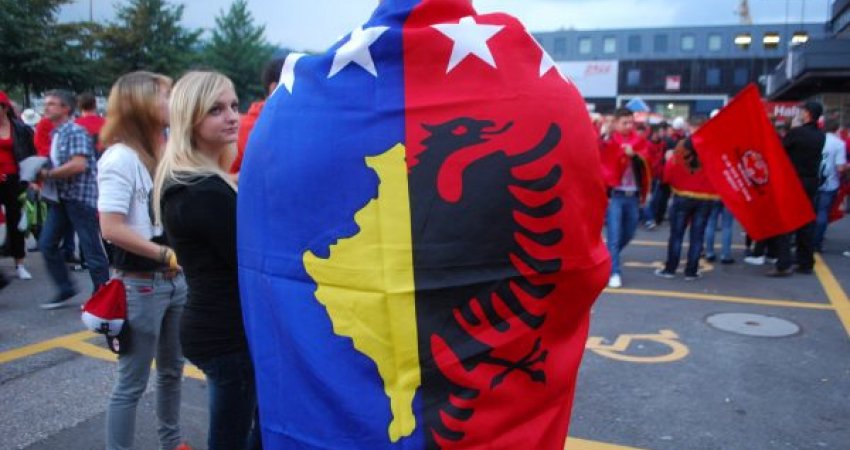 Shqiptarët presin me vite për shtetësi të Kosovës ose Shqipërisë