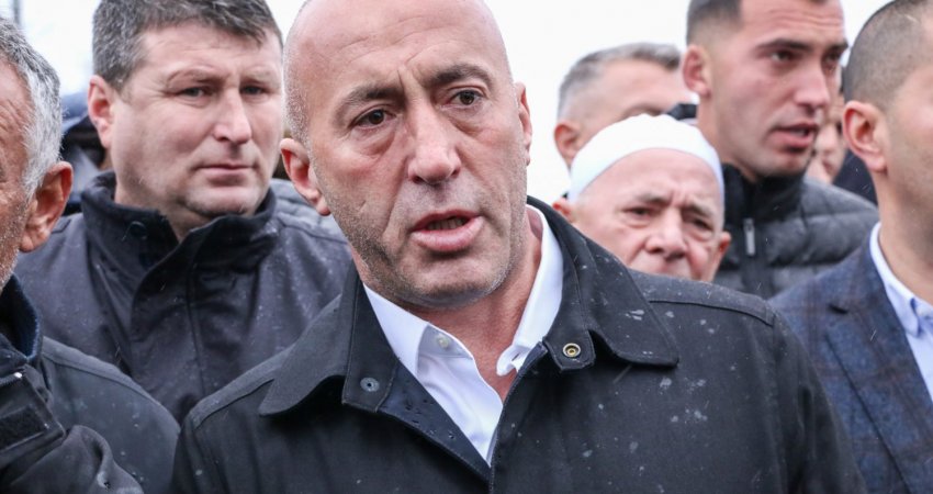 Haradinaj shfaqet i përlotur gjatë varrimit të dy të rinjve të vrarë në Gllogjan