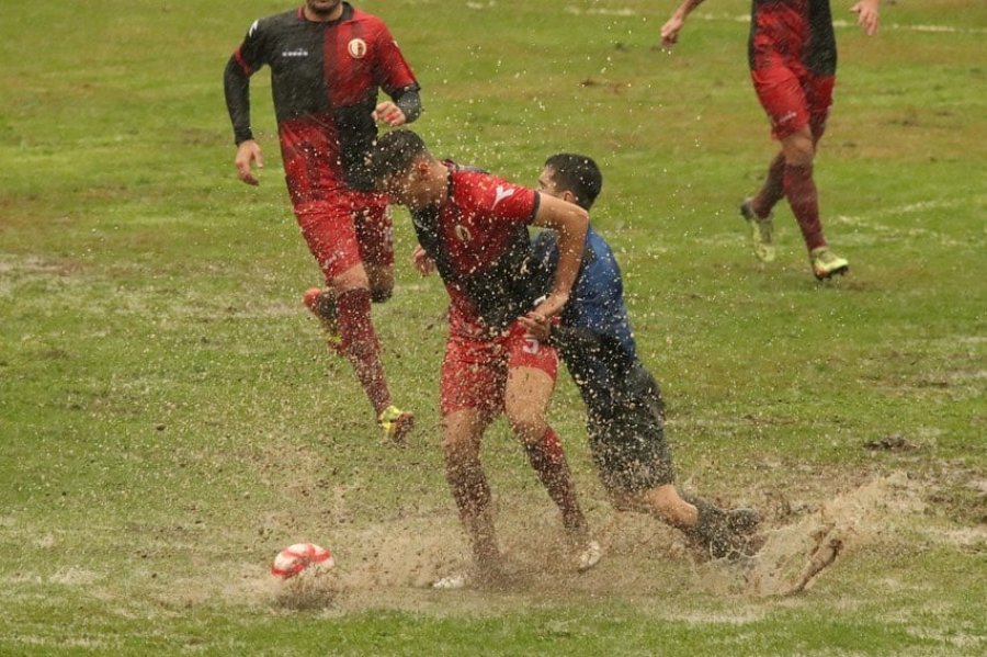 FOTO/ Futbolli shqiptar vazhdon të çudisë, Kategoria e dytë luan në fusha skandaloze