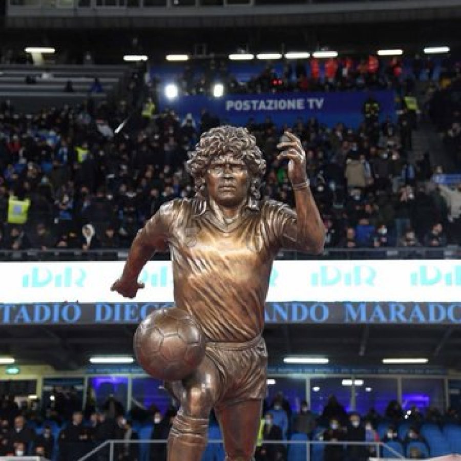 VIDEO/ Emocionuese, Napoli kujton Maradonën, statuja e 'El Pibe de Oros' parakalon në stadium