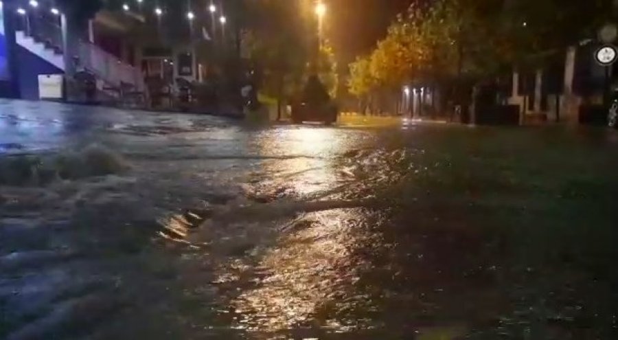 VIDEO/ 'Rilindja Urbane' përmbyt sërish Librazhdin, shpërthejnë pusetat, uji vërshon rrugëve