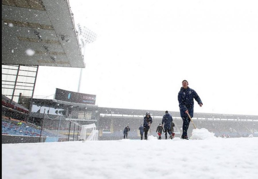 Shtyhet ndeshja e Premierligës për shkak të borës