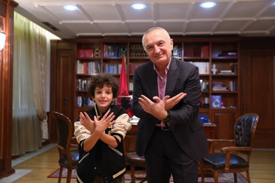 Presidenti uron Pavarësinë me nipin e Ibrahim Rugovës