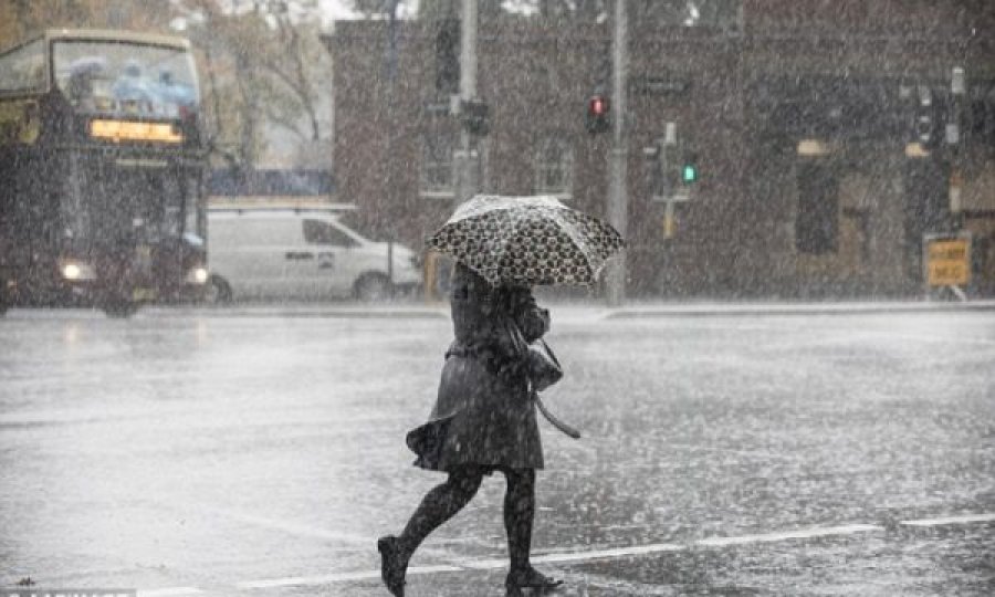 VIDEO/ Reshjet e shiut rrezikojnë të përmbysin disa zona në Gjirokastër
