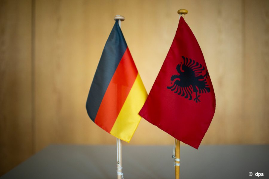 Ambasada gjermane uron shqiptarët për Festën Kombëtare