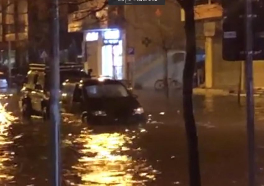 Reshjet e mëdha të shiut përmbysin Vlorën 