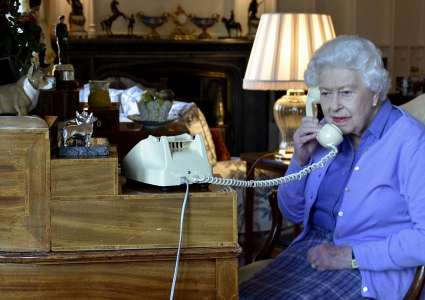 Mbretëresha Elizabeth telefonon vetëm dy njerëz dhe emrat mund t’ju surprizojnë
