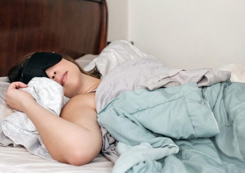 A bën të flemë më shumë? Kjo mund të jetë shenjë e një gjendjeje shëndetësore