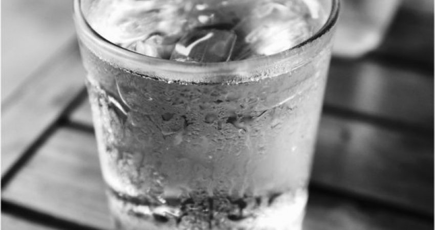 Paralajmërimin e japin mjekët: Mos pini ujë të ftohtë me ushqim