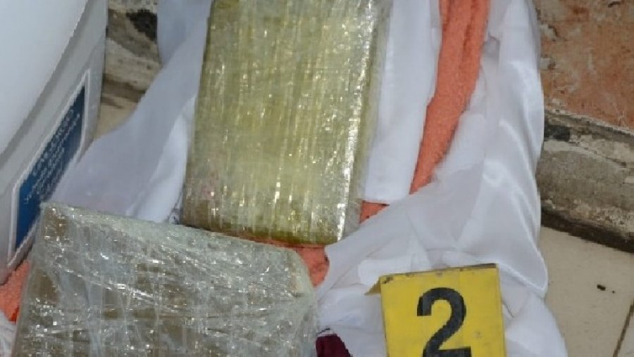 Kapen 35 pako me kokainë brenda një makine me targa shqiptare