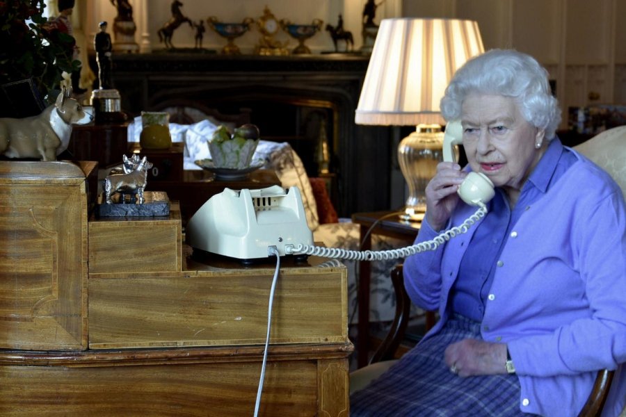 Mbretëresha Elizabeth telefonon vetëm dy njerëz dhe emrat mund t’ju surprizojnë