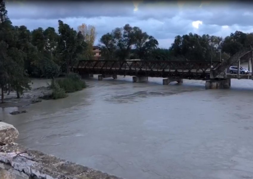 VIDEO/ Fryhet lumi Vjosa, rritet rreziku i përmbytjeve 
