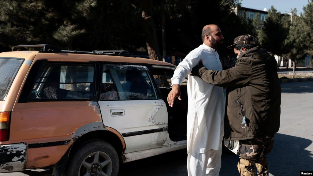 ‘Qindra ekzekutime dhe zhdukje njerëzish’/ Organizatat ngrenë alarmin: Talebanët vrasin për hakmarrje