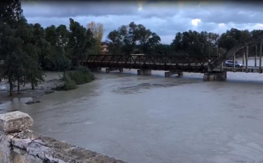 VIDEO/ Fryhet lumi Vjosa, rritet rreziku i përmbytjeve 