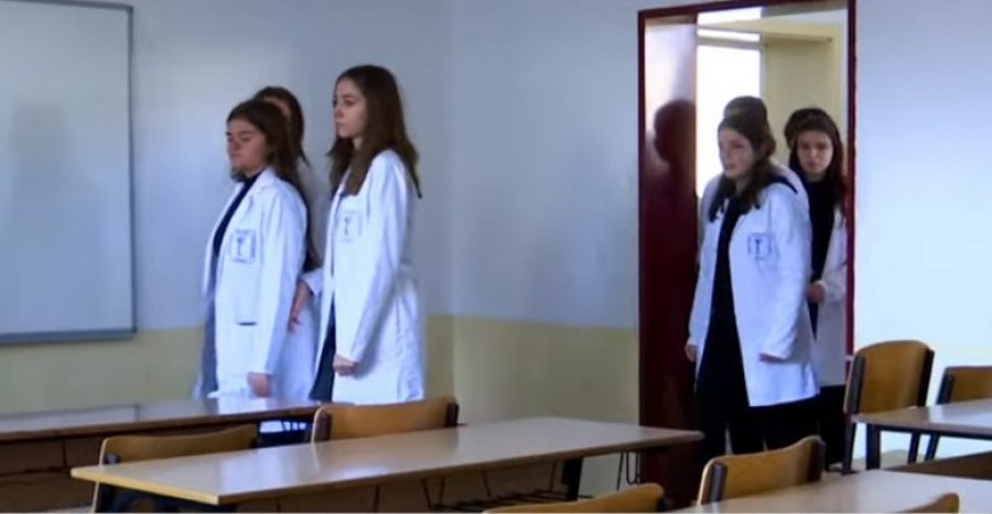 VIDEO/ Ekzekutimi i trefishtë në Deçan, nxënësit shpërthejnë në lot kur kthehen në klasë pa shokun