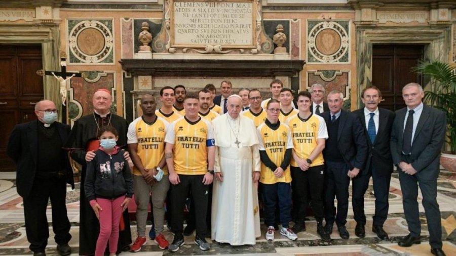 ‘Të gjithë vëllezër’, Edi Reja rrëfen miqësoren e bamirësisë në Vatikan dhe takimin me Papën