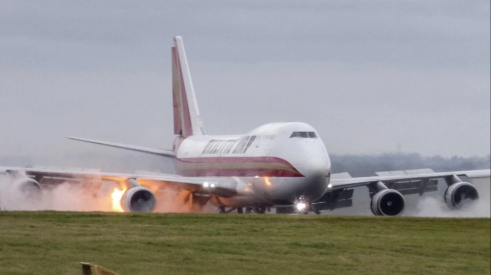 Tronditëse/ Avioni merr flakë gjatë uljes në një aeroport në Angli