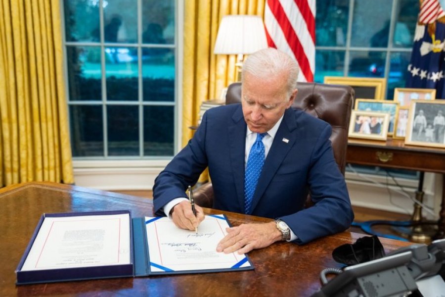 Biden firmos projekt-ligjin që eviton mbylljen e qeverisë amerikane