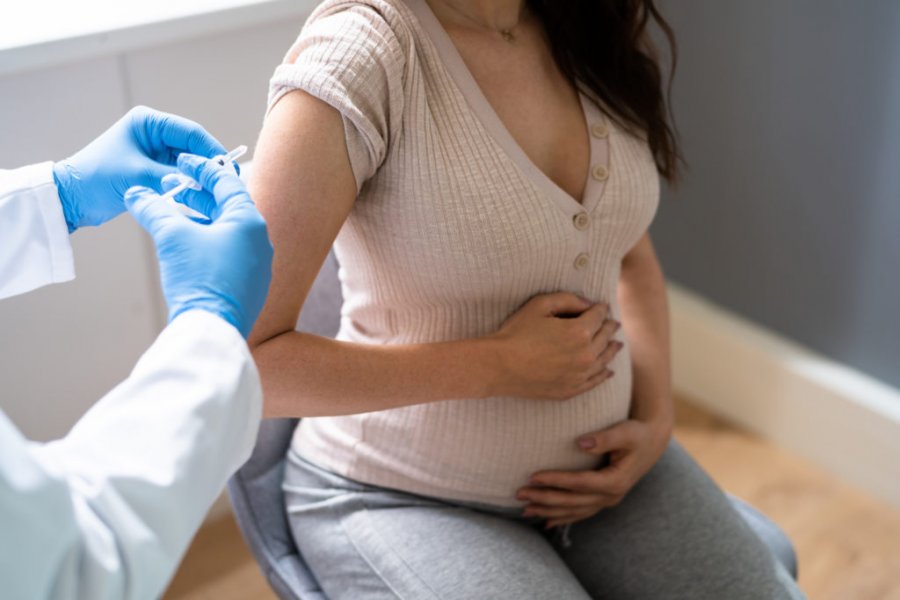 CDC për gratë shtatzëna: Vaksinohuni kundër COVID-19