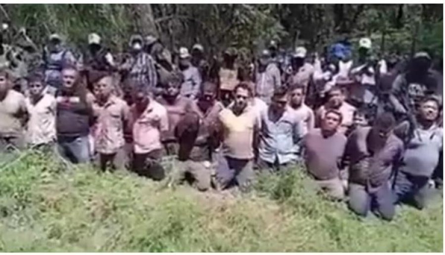 VIDEO/ Momenti kur banda rreshton rivalët para ekzekutimit