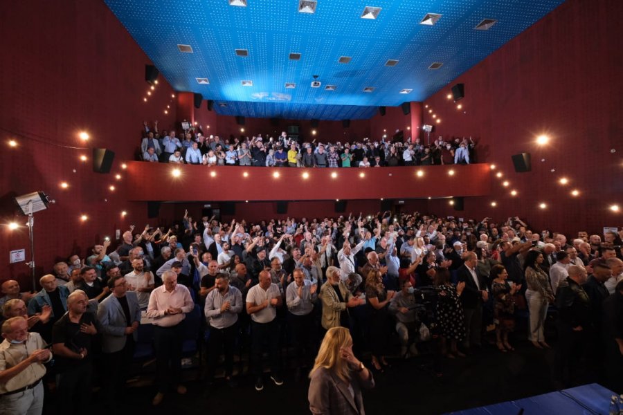 FOTO/ Pritje madhështore në Shkodër për ish-kryeministrin Berisha, njerëzit nuk i nxë Teatri