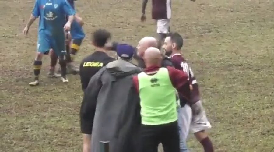 VIDEO/ Trajneri futet në fushë dhe godet gjyqtarin, merr dënimin e rëndë