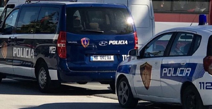 Tiranë, përplasen 3 makina tek kryqëzimi i rrugës së Elbasanit, bllokohet trafiku