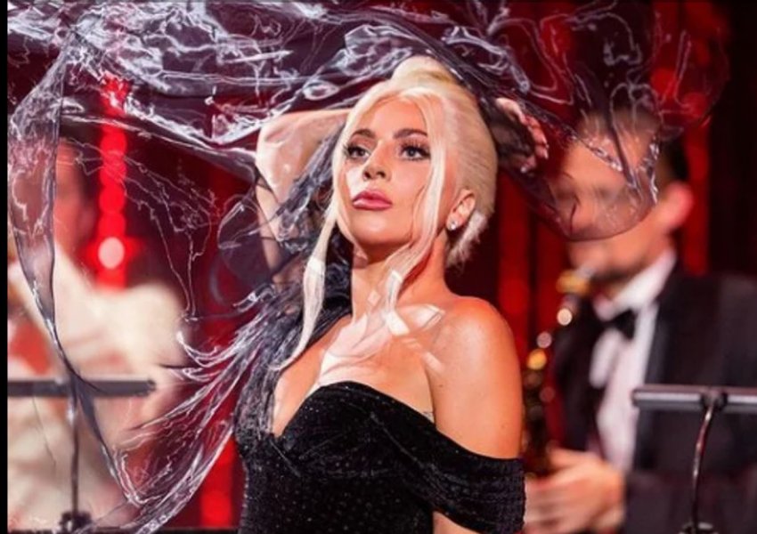 Lady Gaga shkëlqeu në performancë me fustane të dizajnuar nga motra e saj