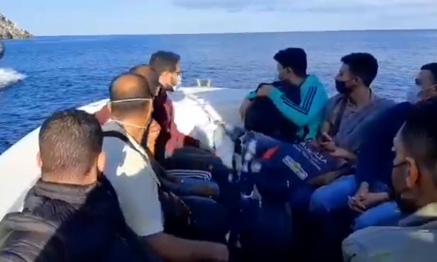 VIDEO/ Dalin pamjet: 15 refugjatët sirianë në Portin e Vlorës që po tentonin të iknin në Itali