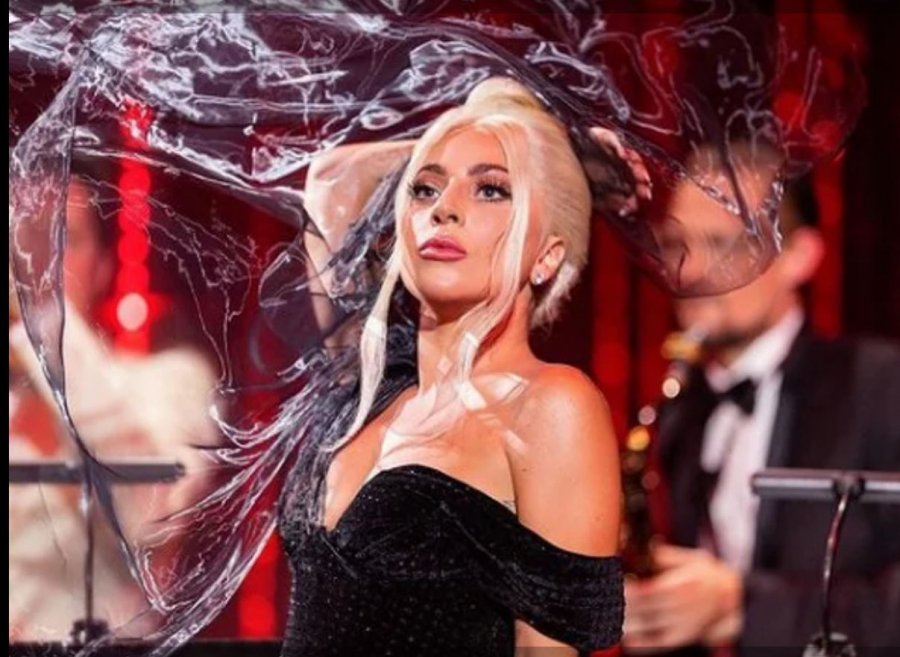 Lady Gaga shkëlqeu në performancë me fustane të dizajnuar nga motra e saj