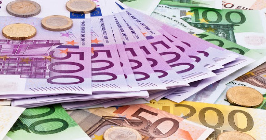 Bie vlera e Euro-s në nivelin më të ulët në 14 muajt e fundit