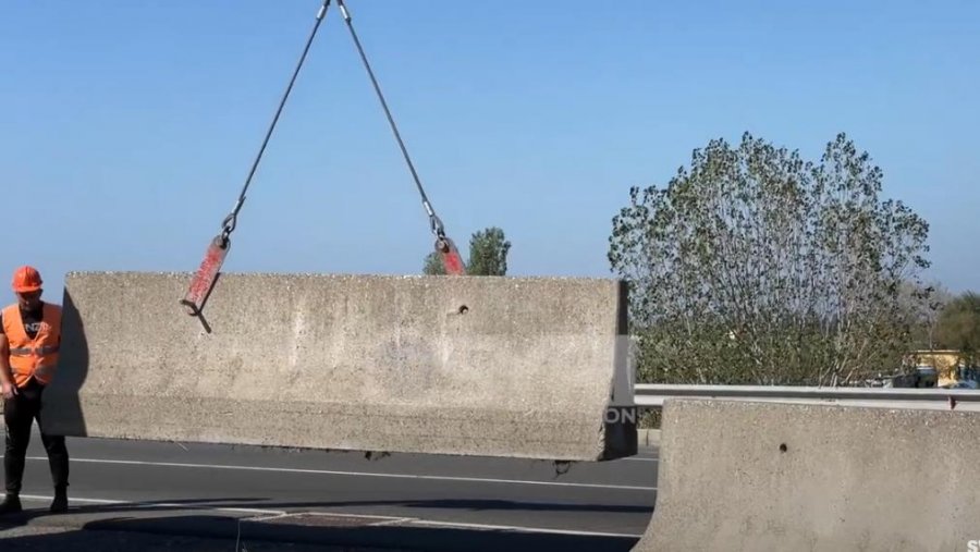 VIDEO - Vendosen barriera në autostradë/ Mbeten pa punë tregtarët ambulantë në Milot: Bashkia të ndërtoj treg për ne