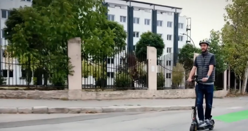 Uran Ismaili me trotinet tregon kah do të kalojë “Rripi i Gjelbër” i Prishtinës (VIDEO)