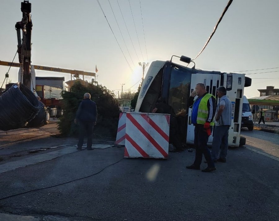 VIDEO/ Elbasan, përmbyset një trajler me shufra hekuri pranë Metalurgjikut, plagoset shoferi